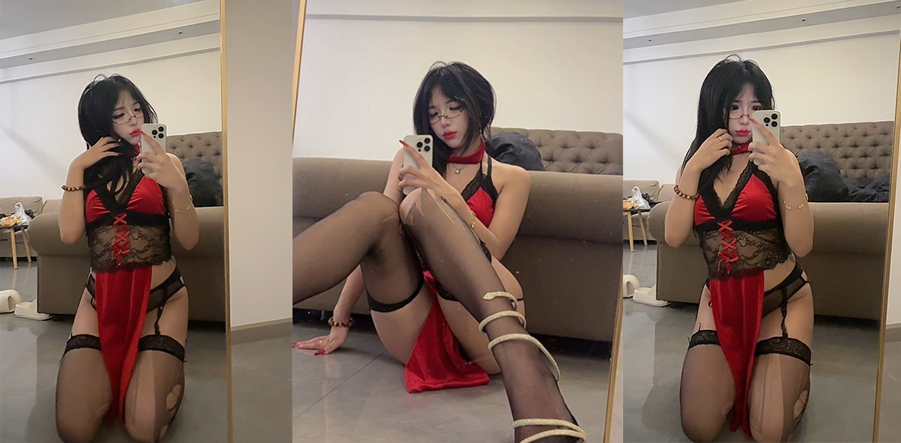 猎艳大神【小吕布】约操一字马反差母狗，身着情趣制服被紧缚双手连操三炮，深喉吞茎不