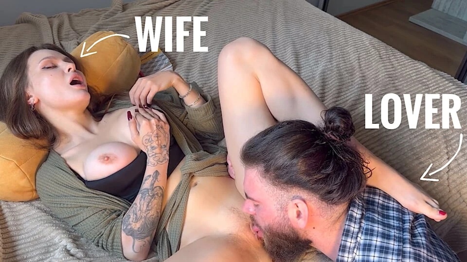 妻子欺骗丈夫并多次达到性高潮。她以前从来没有喷过