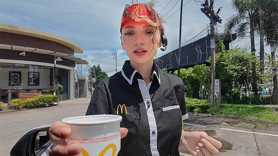 麦当劳女孩为了修复她的错误而做爱