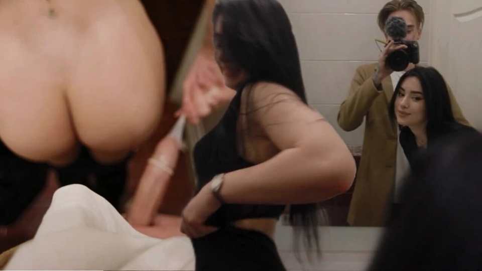 在公共厕所里，扯掉避孕套内射