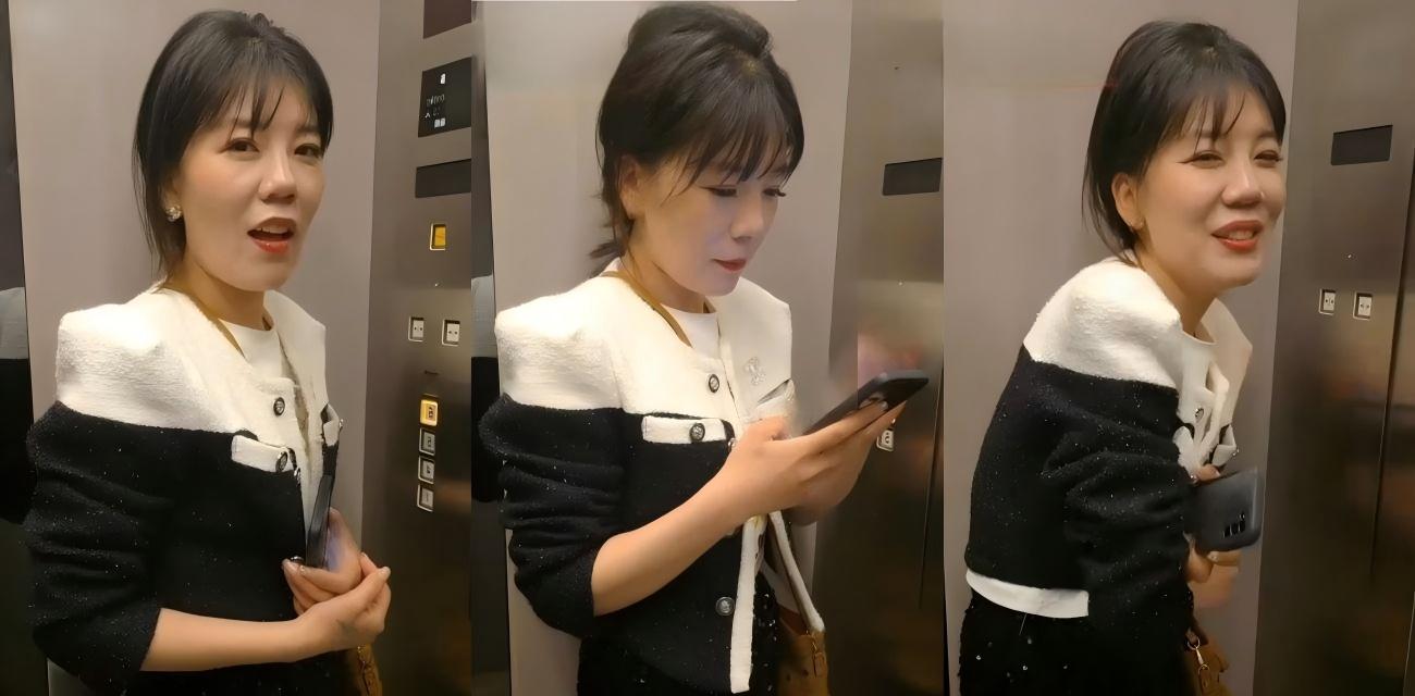 极品轻熟少妇COS蜘蛛侠跪爬口交，主动挑逗骚劲爆棚被撒尿调教打桩爆操，销魂表情浪叫