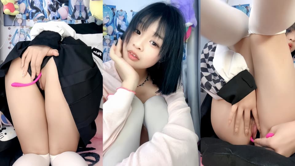清纯学妹首次直播把老司机都看硬了，白丝露脸一个人在家被狼友教坏发骚诱惑，逼里塞着