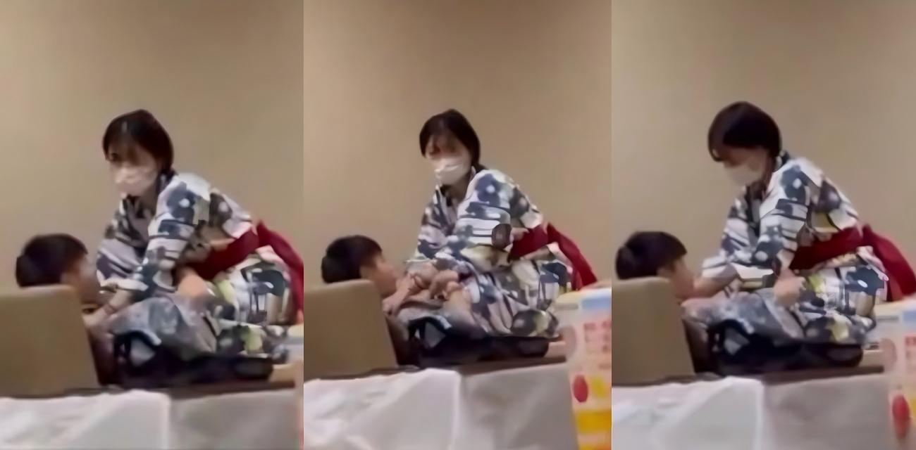 日式洗浴会所休息大厅年轻情侣当众骑乘做爱，美女披着浴袍上下摆臀，全然不顾旁人眼光