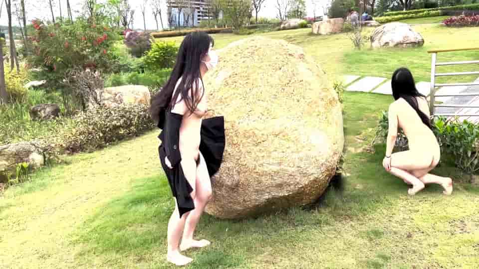 天花板露出狂人御姐【cikaimoon】无视路人，大白天进村全裸勾引，放牛大叔望眼欲穿啊