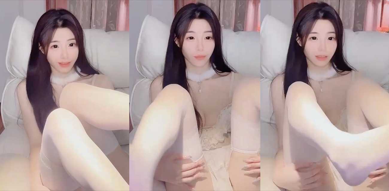 白丝御姐【小咪】足控诱惑直播，夹跳蛋揉弄爆乳，握假屌舔吸猛撸