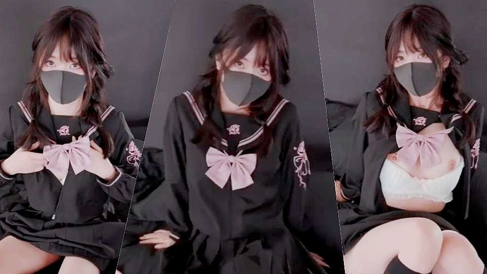 全网爆红的超美少女【玩偶姐姐】穿着黑粉色的JK长裙+超诱惑过膝黑丝，用自慰棒疯狂按
